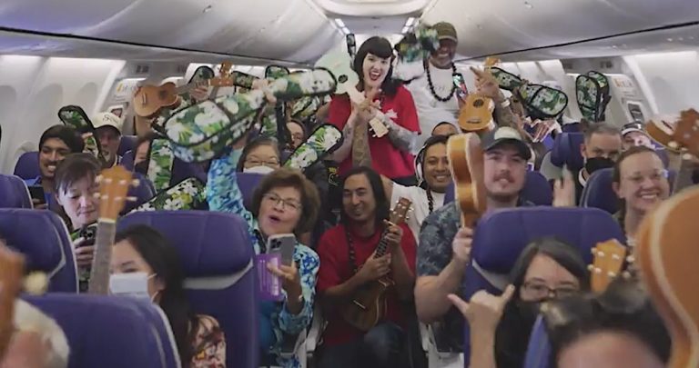 Passengers Flying to Hawaii Surprised with Free Ukuleles and a Lesson Aboard World’s Happiest Flight –WATCH